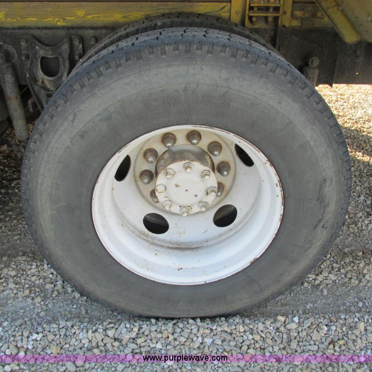 image for item L5324 2001 International 9100i fuel truck