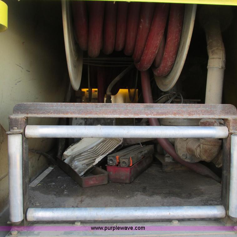 image for item L5324 2001 International 9100i fuel truck