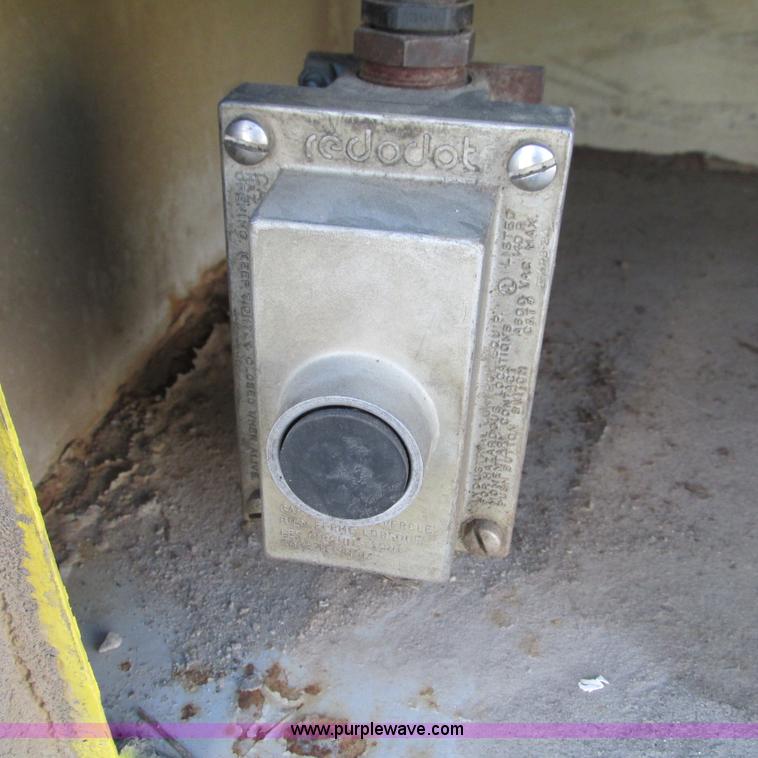 image for item L5324 2001 International 9100i fuel truck