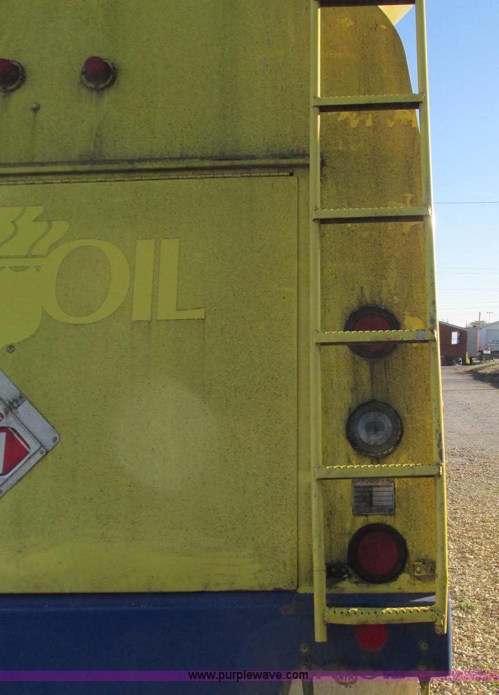 image for item L5324 2001 International 9100i fuel truck