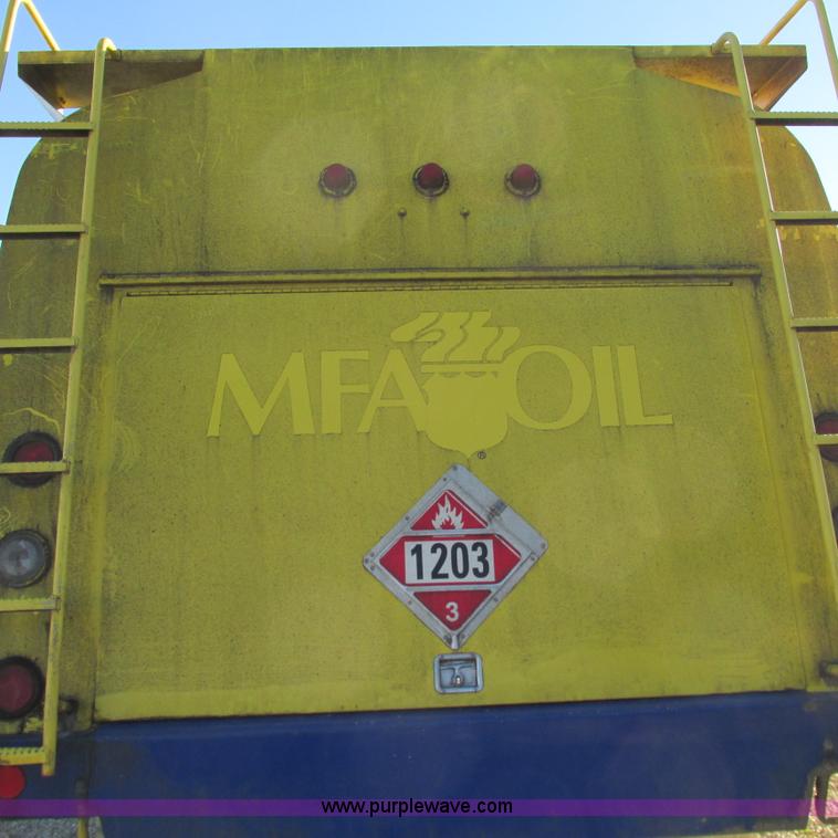 image for item L5324 2001 International 9100i fuel truck