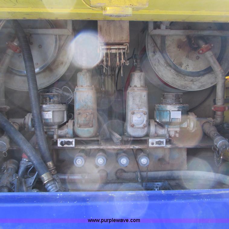 image for item L5324 2001 International 9100i fuel truck