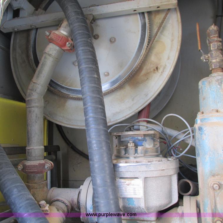 image for item L5324 2001 International 9100i fuel truck