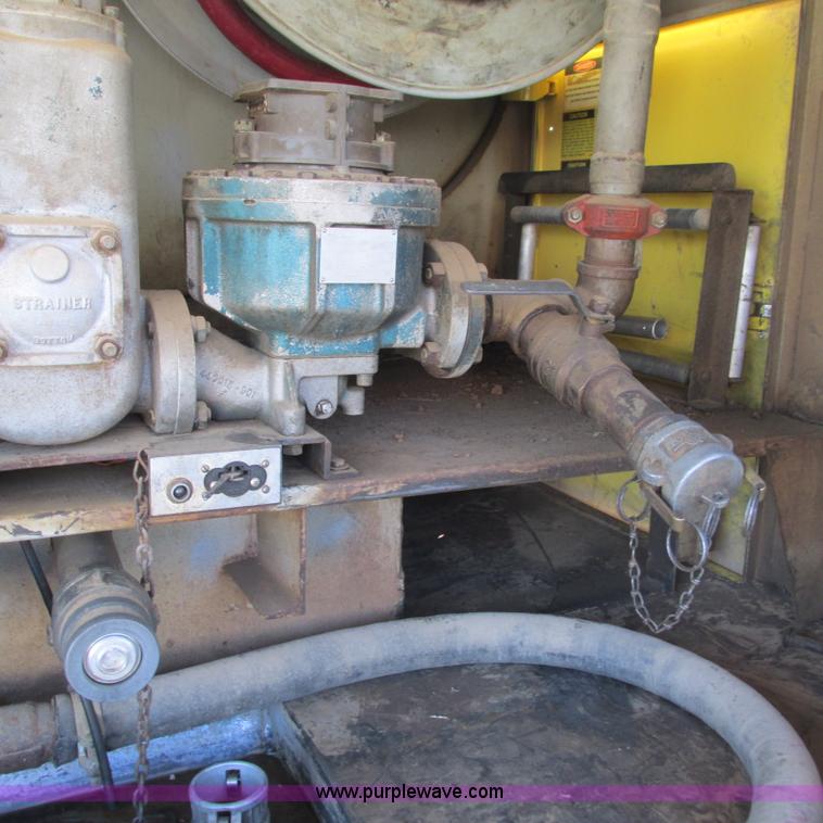 image for item L5324 2001 International 9100i fuel truck