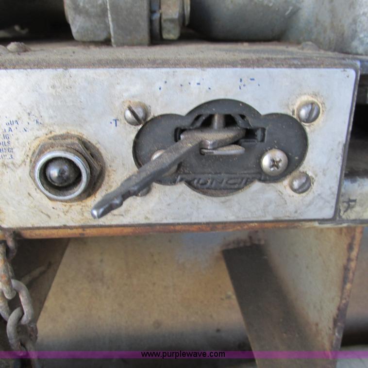 image for item L5324 2001 International 9100i fuel truck