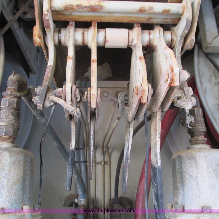 image for item L5324 2001 International 9100i fuel truck