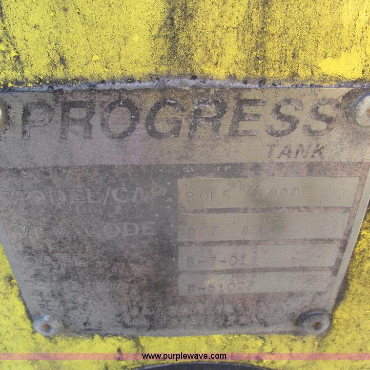 image for item L5324 2001 International 9100i fuel truck