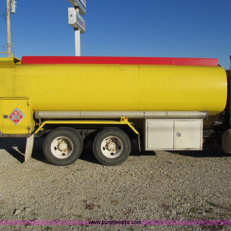 image for item L5324 2001 International 9100i fuel truck