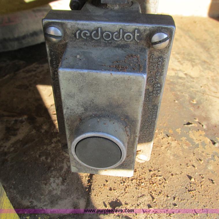 image for item L5324 2001 International 9100i fuel truck