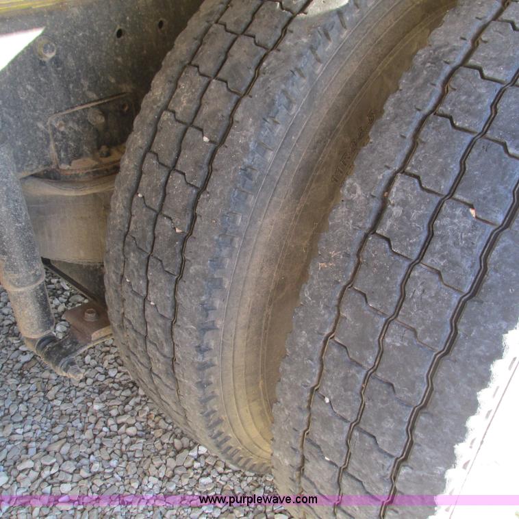 image for item L5324 2001 International 9100i fuel truck