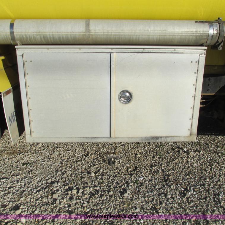 image for item L5324 2001 International 9100i fuel truck