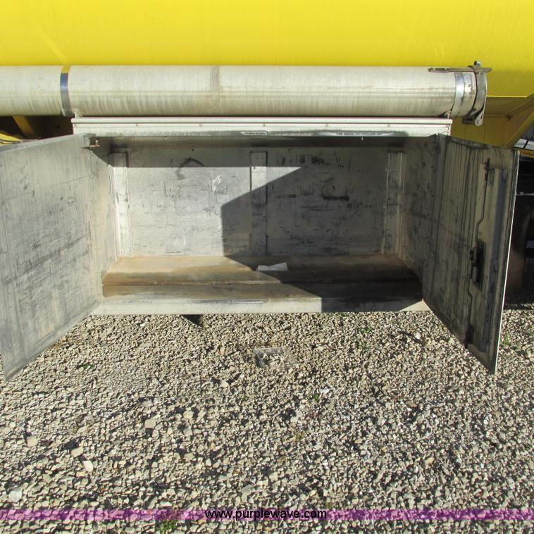 image for item L5324 2001 International 9100i fuel truck