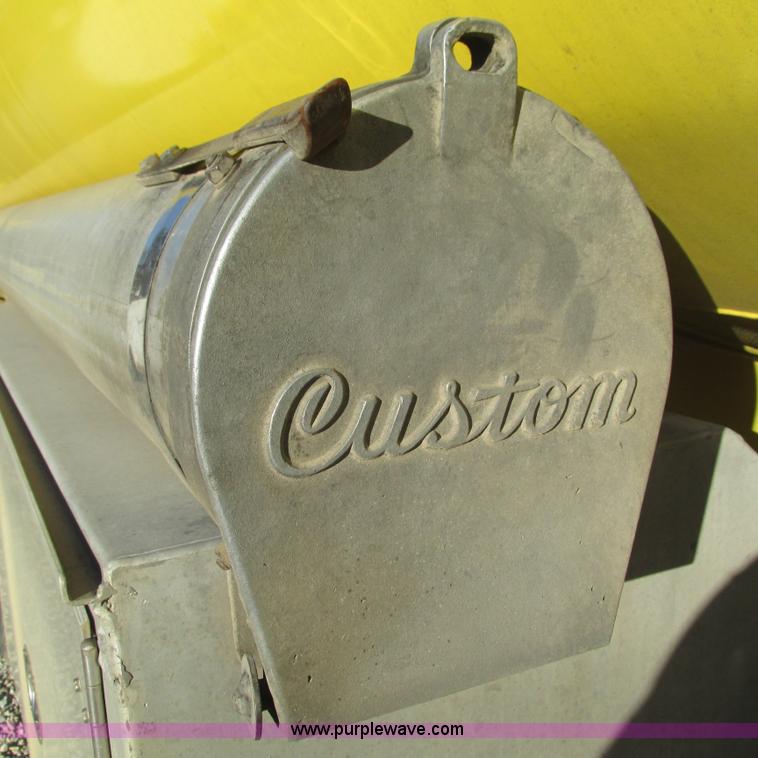 image for item L5324 2001 International 9100i fuel truck