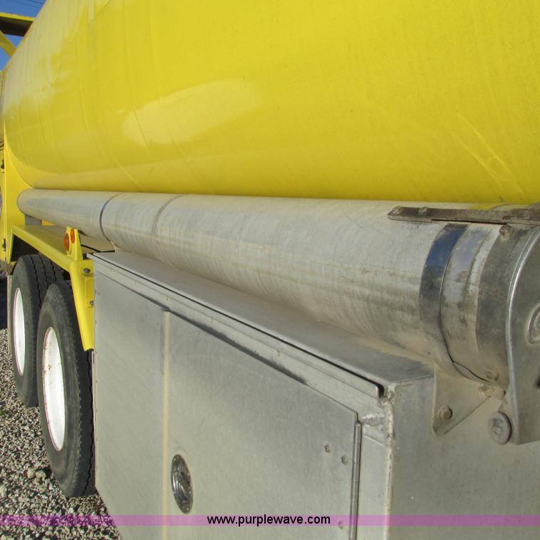 image for item L5324 2001 International 9100i fuel truck