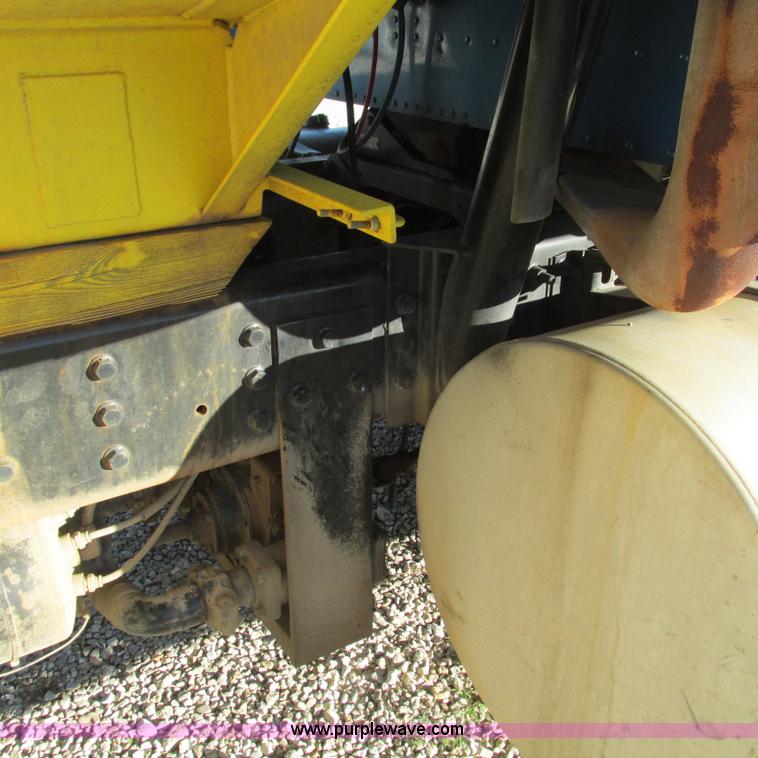 image for item L5324 2001 International 9100i fuel truck