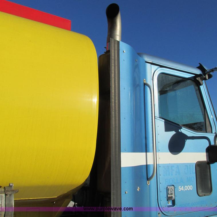 image for item L5324 2001 International 9100i fuel truck