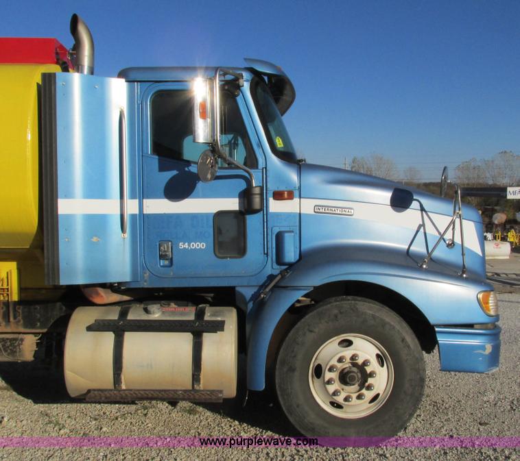 image for item L5324 2001 International 9100i fuel truck