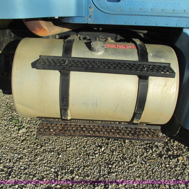 image for item L5324 2001 International 9100i fuel truck