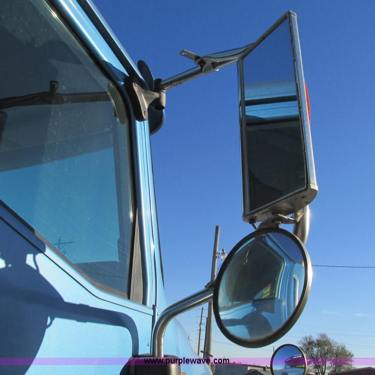 image for item L5324 2001 International 9100i fuel truck