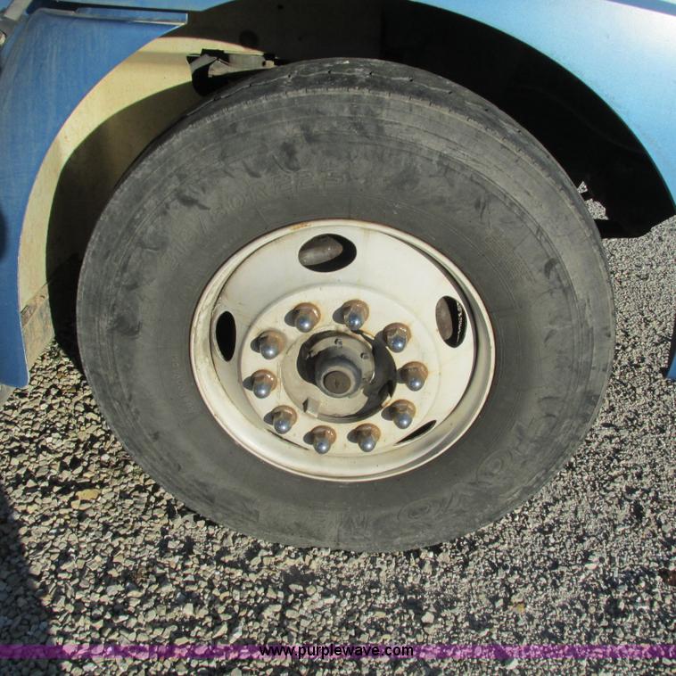 image for item L5324 2001 International 9100i fuel truck