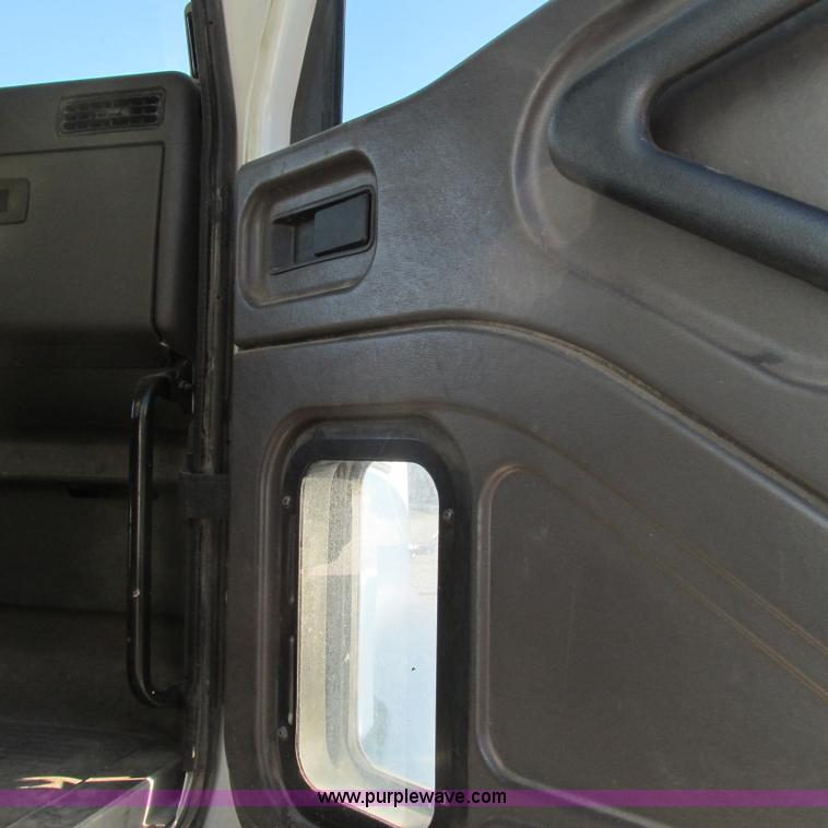 image for item L5324 2001 International 9100i fuel truck