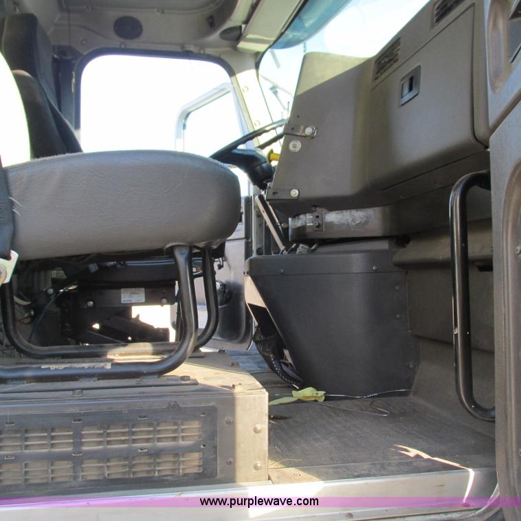 image for item L5324 2001 International 9100i fuel truck