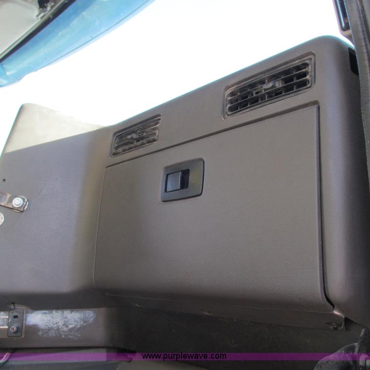 image for item L5324 2001 International 9100i fuel truck