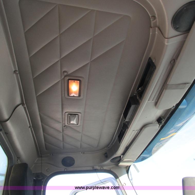 image for item L5324 2001 International 9100i fuel truck