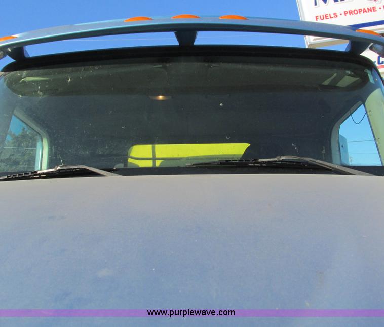 image for item L5324 2001 International 9100i fuel truck