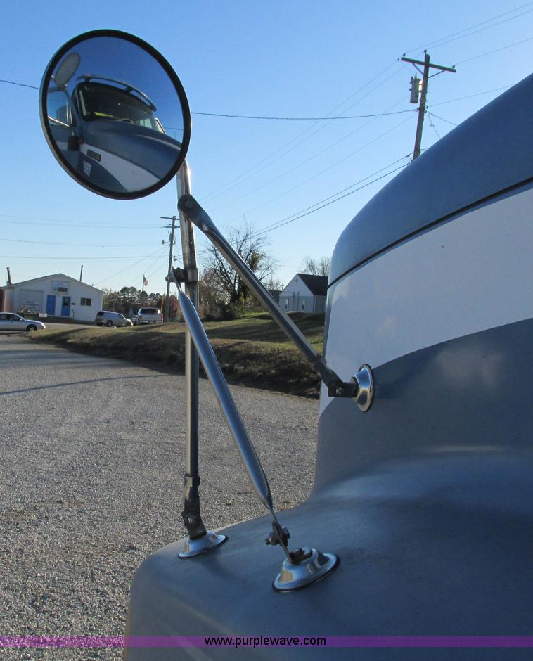 image for item L5324 2001 International 9100i fuel truck