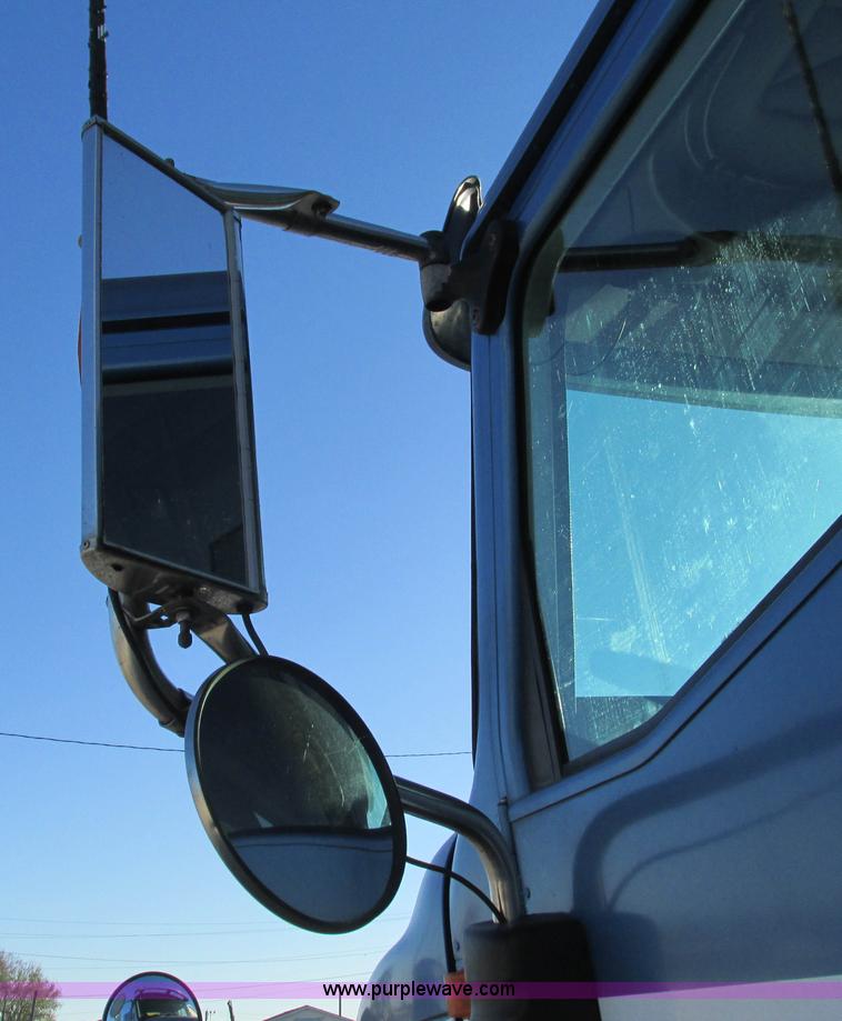 image for item L5324 2001 International 9100i fuel truck