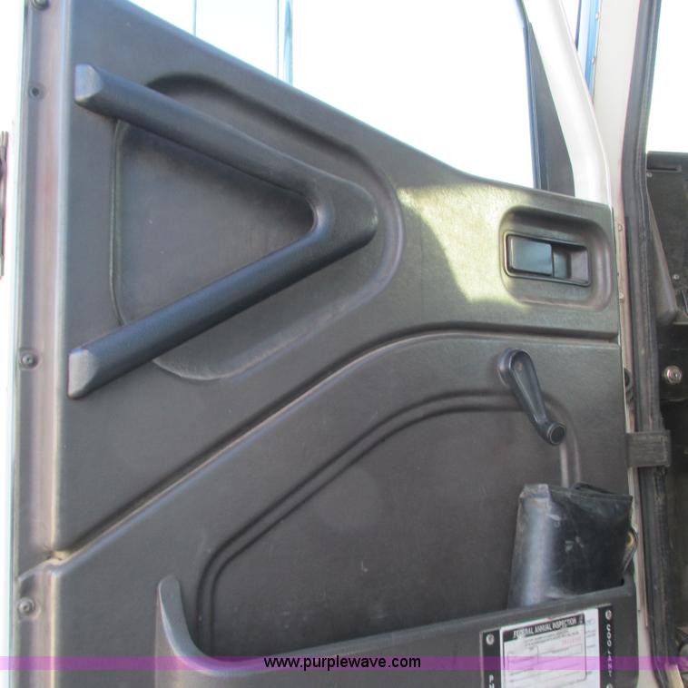 image for item L5324 2001 International 9100i fuel truck