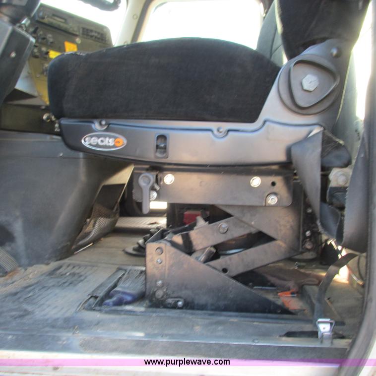 image for item L5324 2001 International 9100i fuel truck