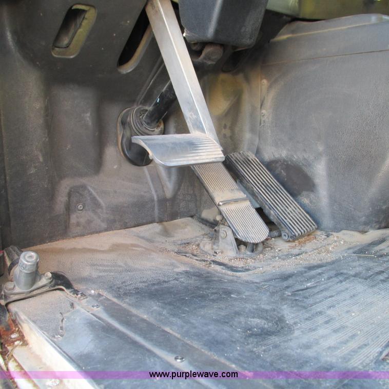 image for item L5324 2001 International 9100i fuel truck