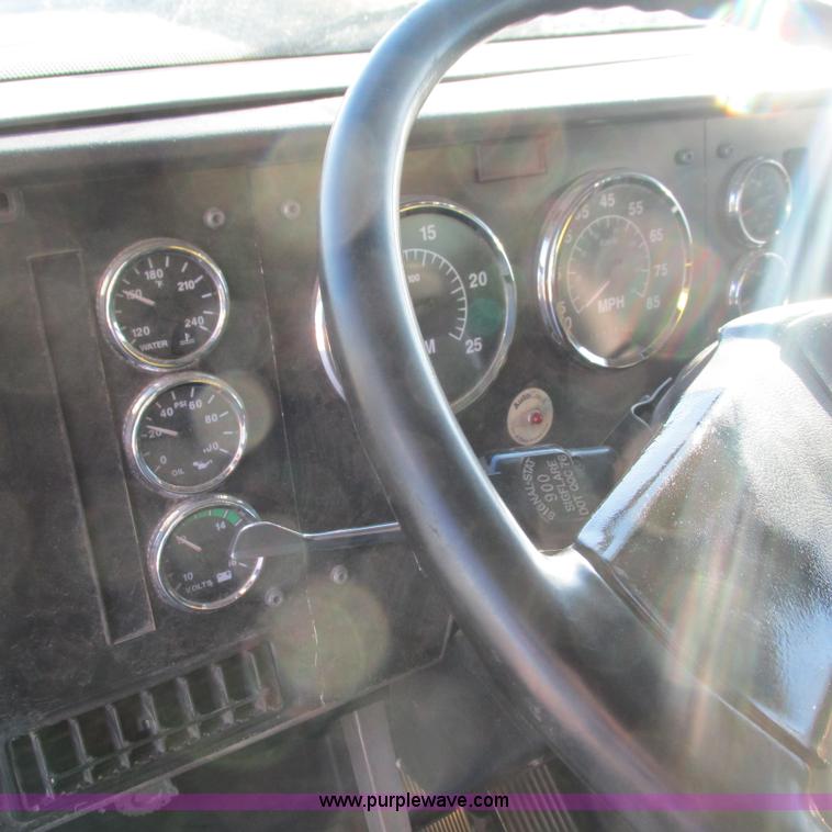 image for item L5324 2001 International 9100i fuel truck