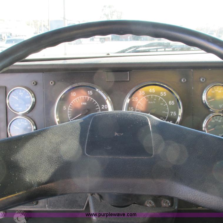 image for item L5324 2001 International 9100i fuel truck