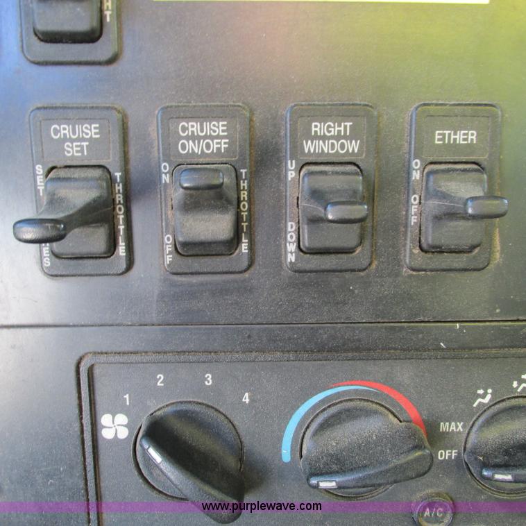 image for item L5324 2001 International 9100i fuel truck