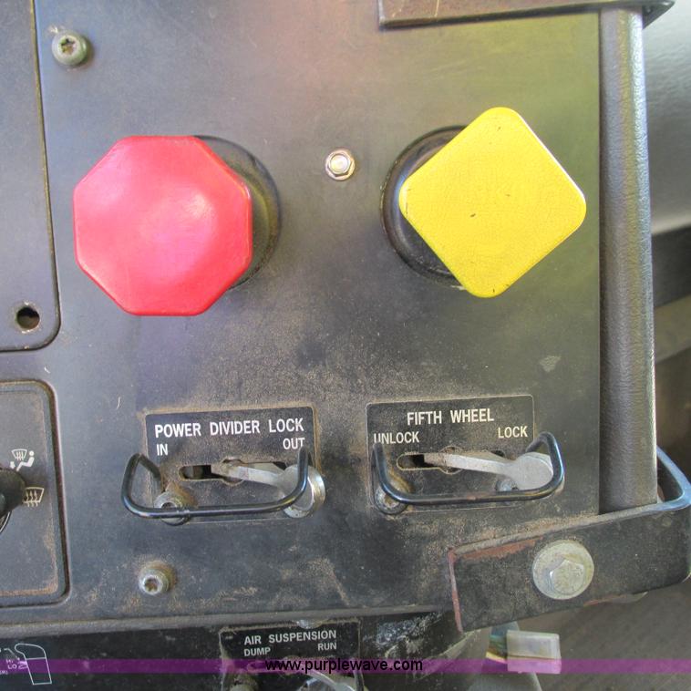 image for item L5324 2001 International 9100i fuel truck