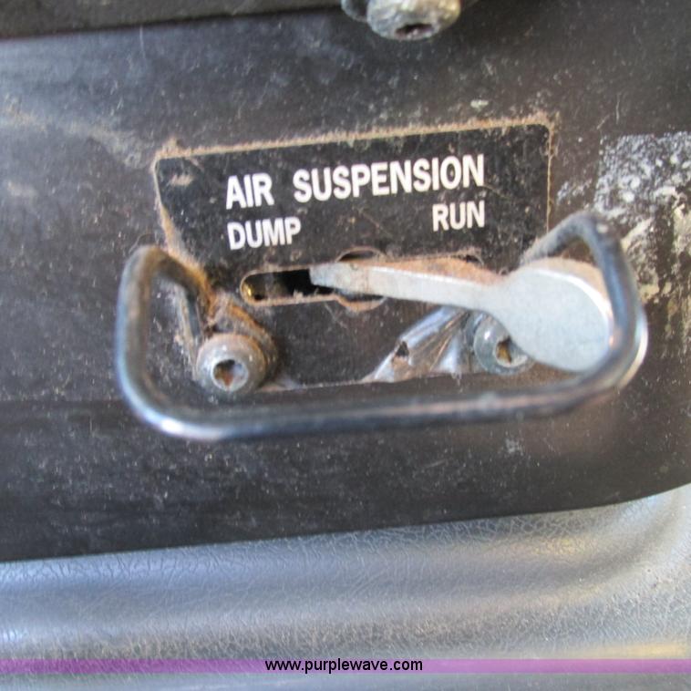 image for item L5324 2001 International 9100i fuel truck