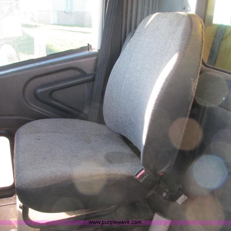 image for item L5324 2001 International 9100i fuel truck