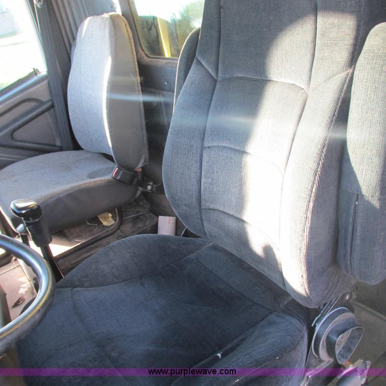 image for item L5324 2001 International 9100i fuel truck