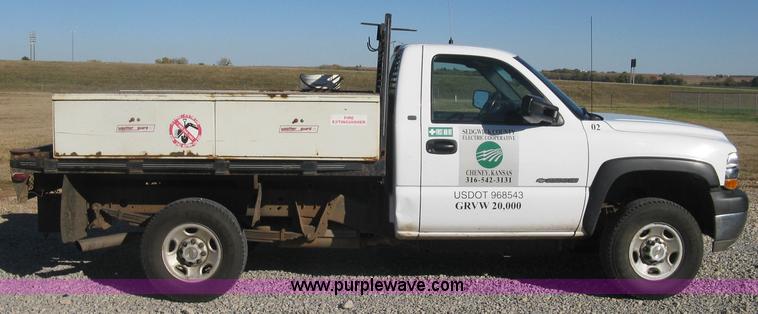 image for item L6438 2002 Chevrolet Silverado 2500 flatbed pickup truck