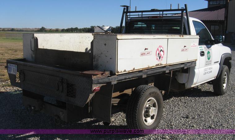 image for item L6438 2002 Chevrolet Silverado 2500 flatbed pickup truck