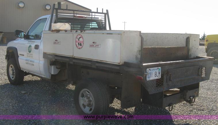 image for item L6438 2002 Chevrolet Silverado 2500 flatbed pickup truck