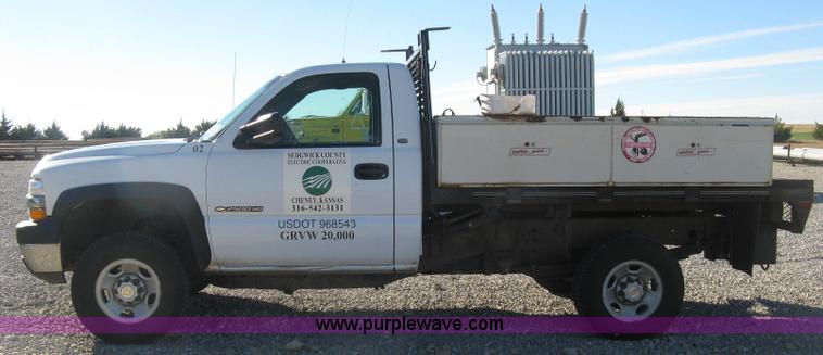 image for item L6438 2002 Chevrolet Silverado 2500 flatbed pickup truck