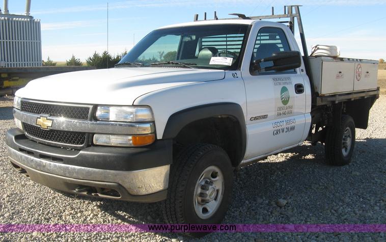 image for item L6438 2002 Chevrolet Silverado 2500 flatbed pickup truck