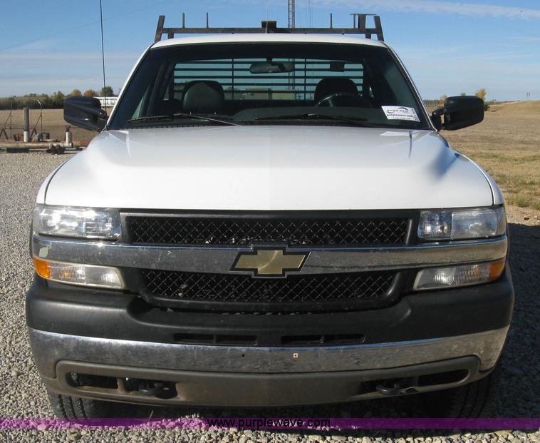 image for item L6438 2002 Chevrolet Silverado 2500 flatbed pickup truck
