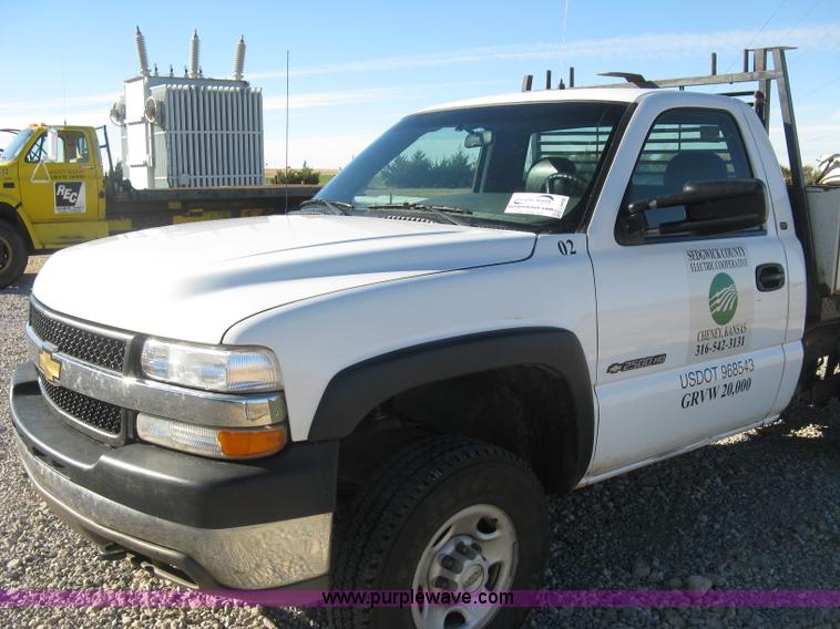 image for item L6438 2002 Chevrolet Silverado 2500 flatbed pickup truck