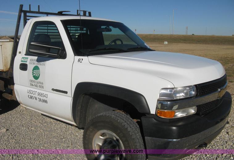image for item L6438 2002 Chevrolet Silverado 2500 flatbed pickup truck
