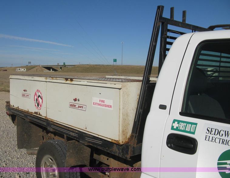 image for item L6438 2002 Chevrolet Silverado 2500 flatbed pickup truck